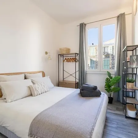 Charming Port Place Du Pin With Balcony Apartamento