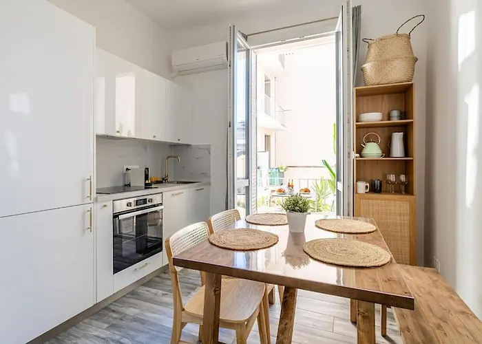 Charming Port Place Du Pin With Balcony Apartamento