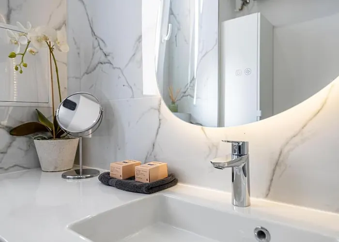 Apartamento Charming Port Place Du Pin With Balcony Niza