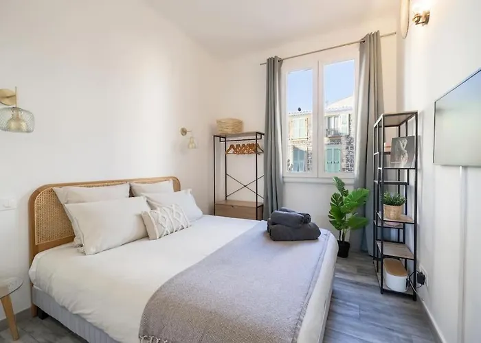 Charming Port Place Du Pin With Balcony Apartamento